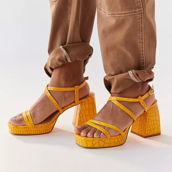 NEW Urban outfitters Olive Strappy Heels Sandals Sz 7 Croc yellow Block Summer - Picture 1 of 9
